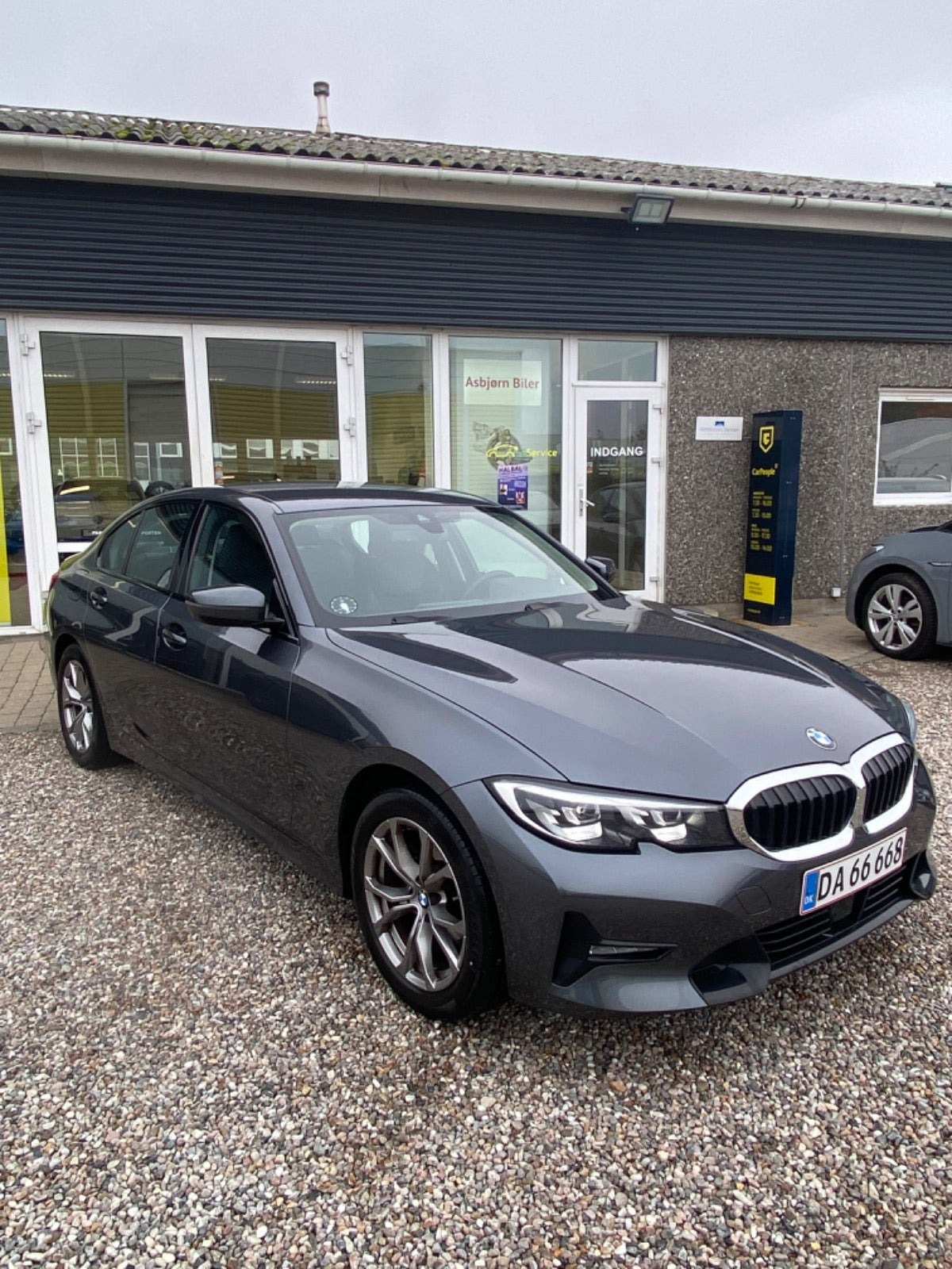 Grå BMW 320i fra 2021