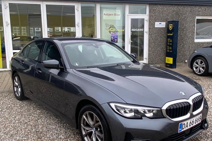 Grå BMW 320i fra 2021
