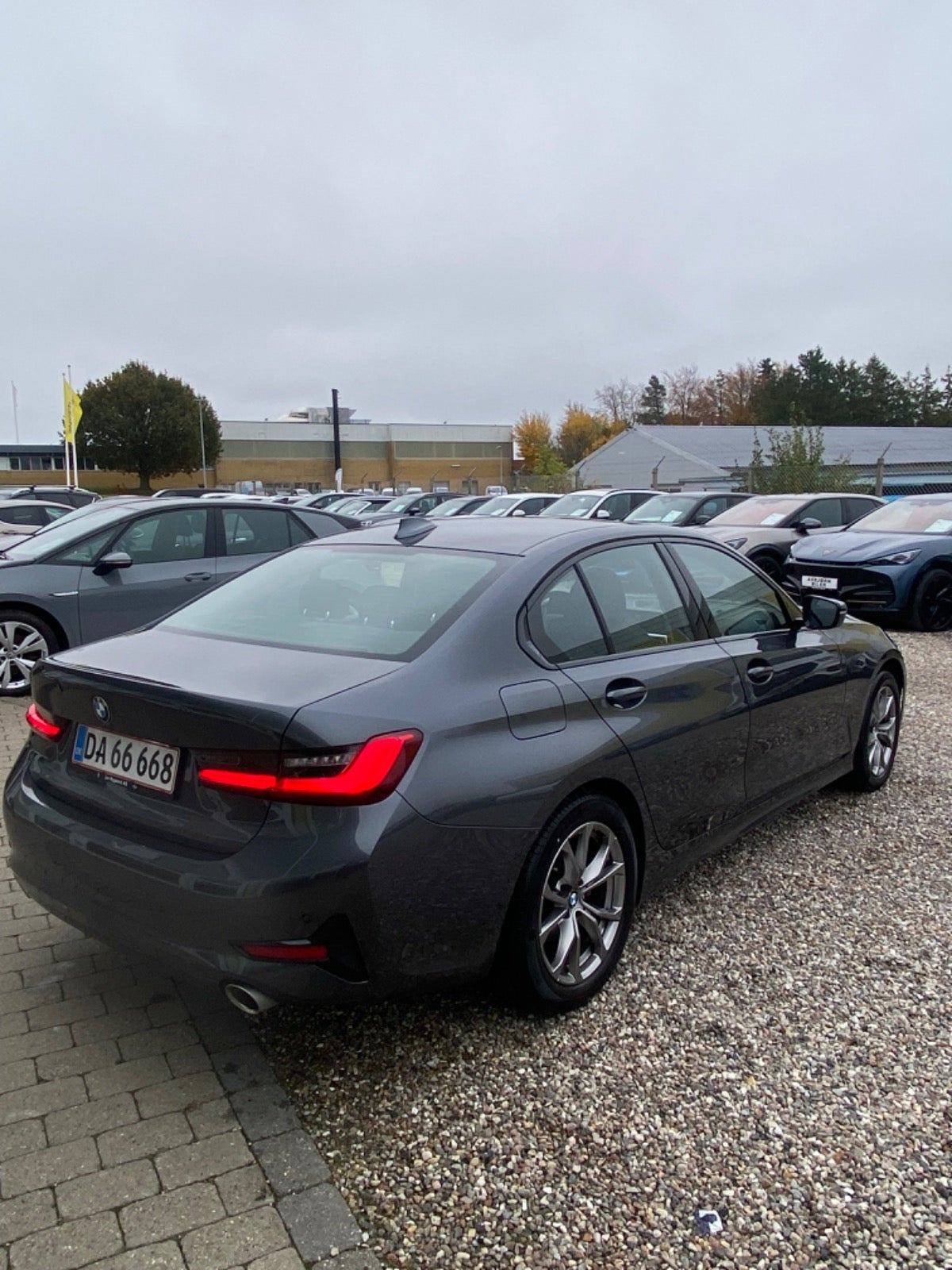 Grå BMW 320i fra 2021