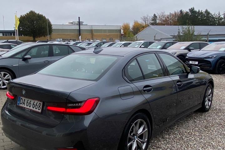 Grå BMW 320i fra 2021