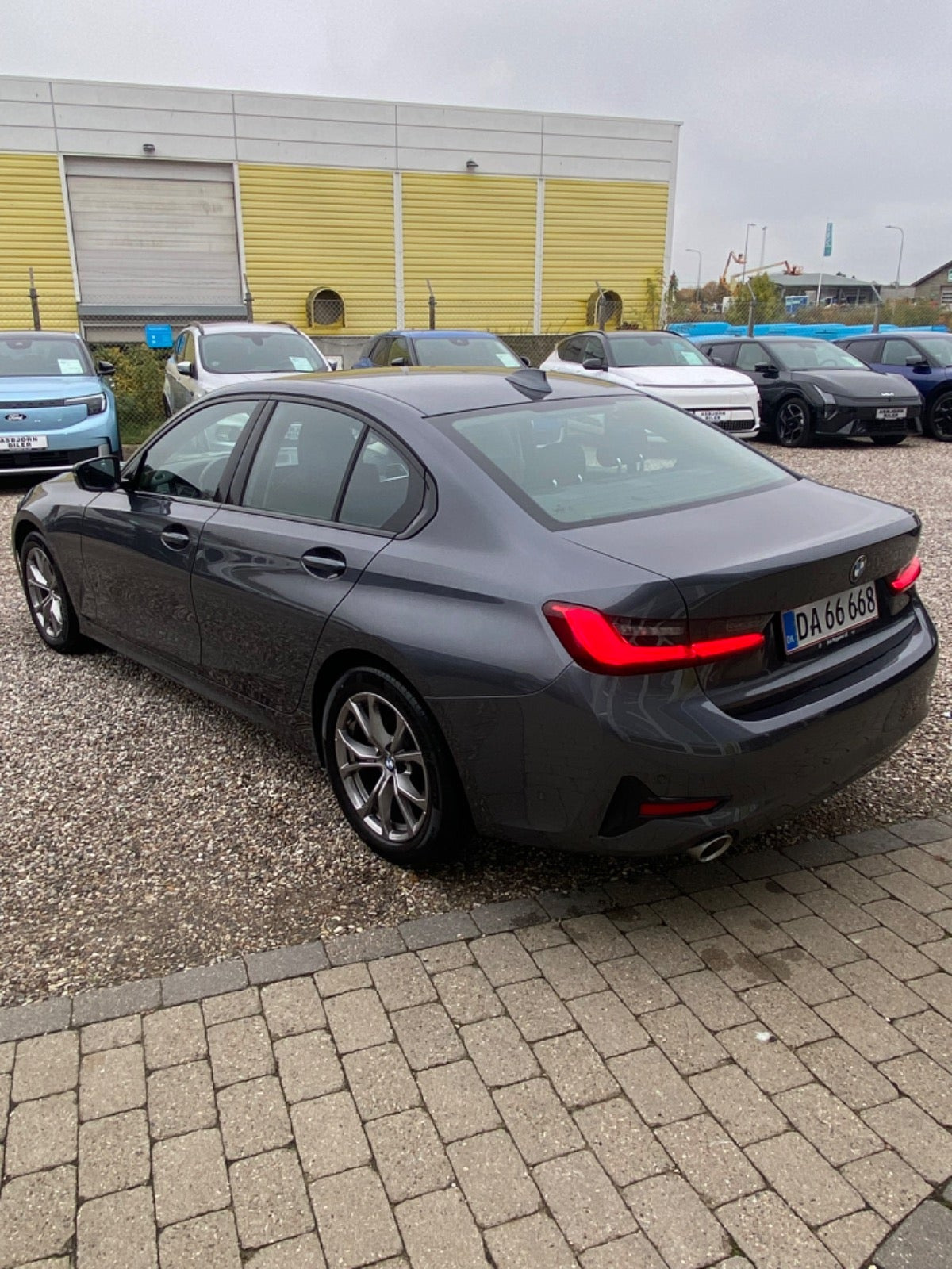 Grå BMW 320i fra 2021