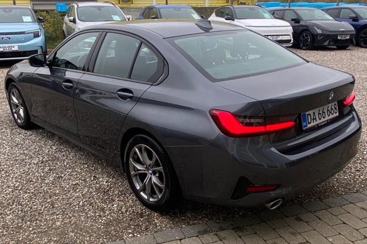 Grå BMW 320i fra 2021