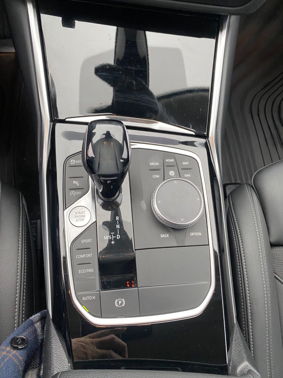 Grå BMW 320i fra 2021