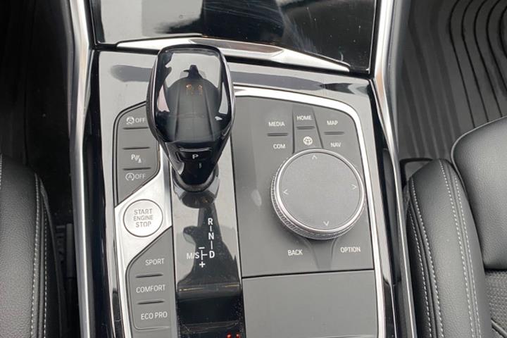 Grå BMW 320i fra 2021
