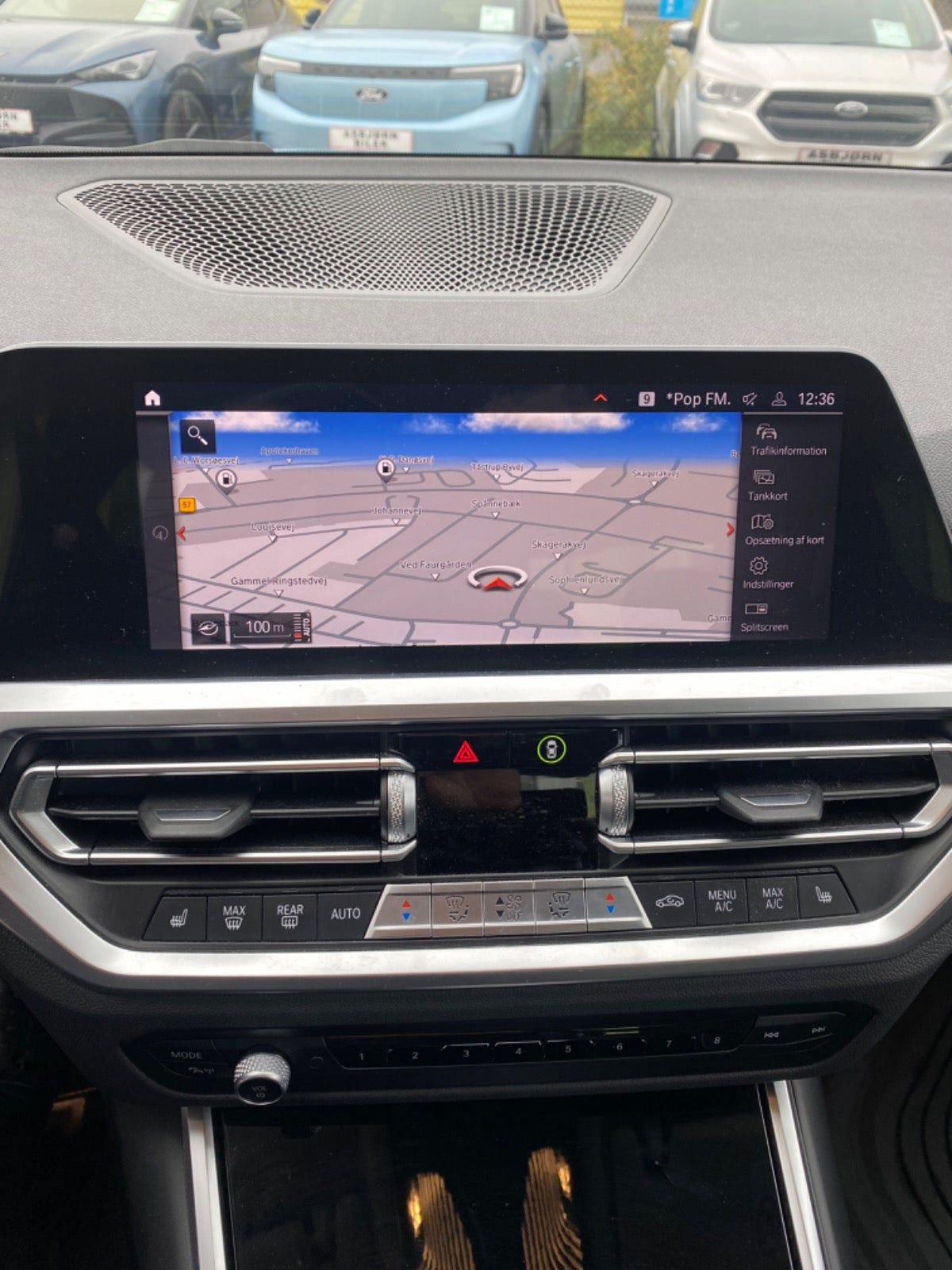 Grå BMW 320i fra 2021