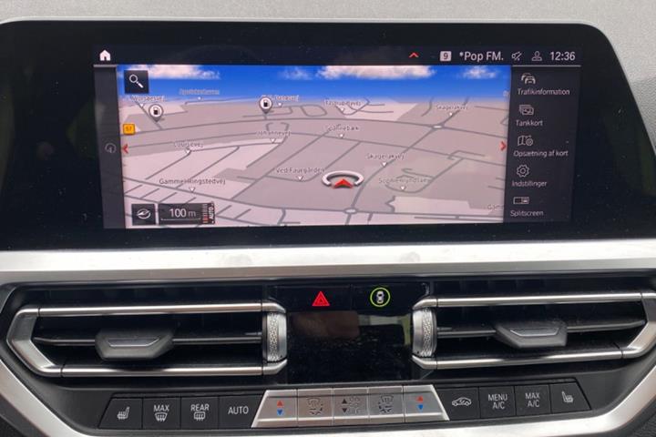 Grå BMW 320i fra 2021