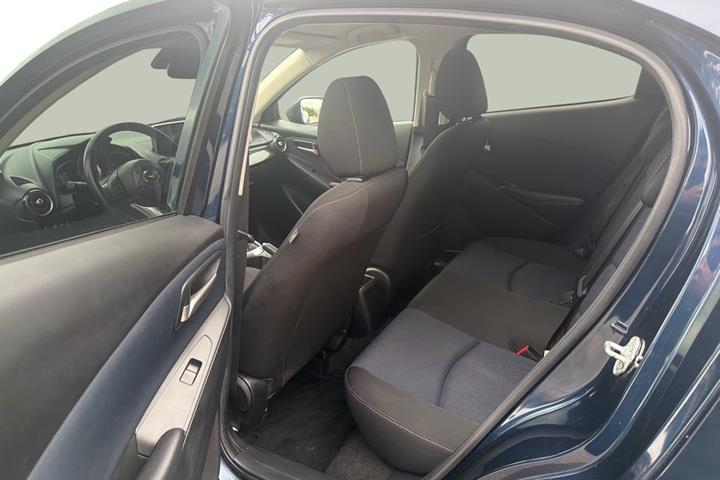 Sort Mazda 2 fra 2015