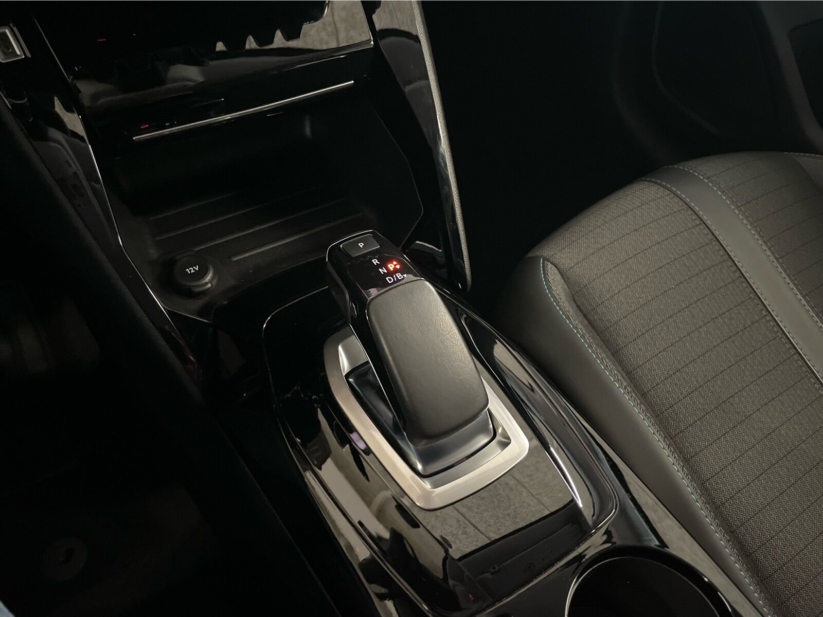 Sort Peugeot e-208 fra 2021