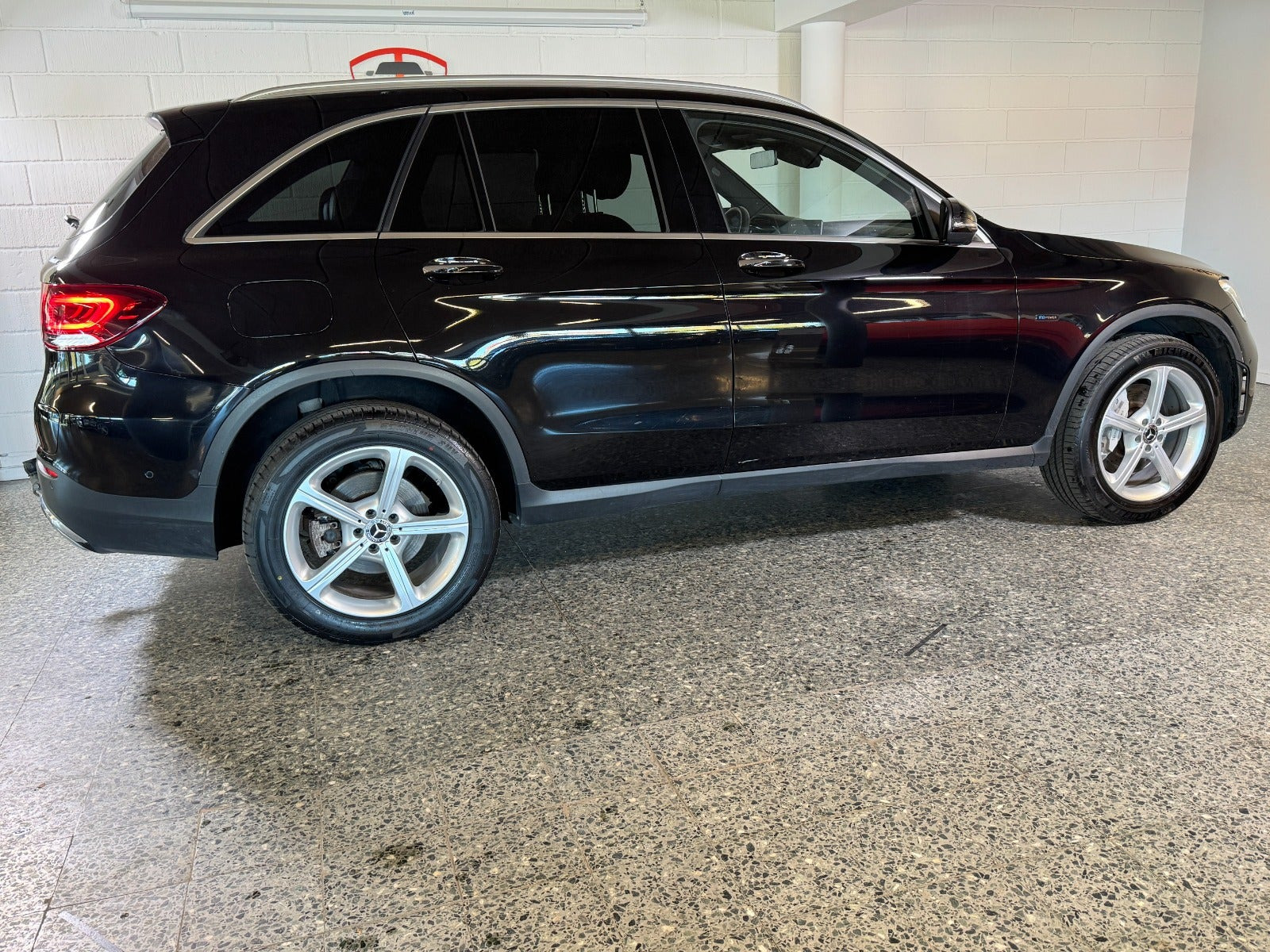 Blå Mercedes GLC300 de fra 2020