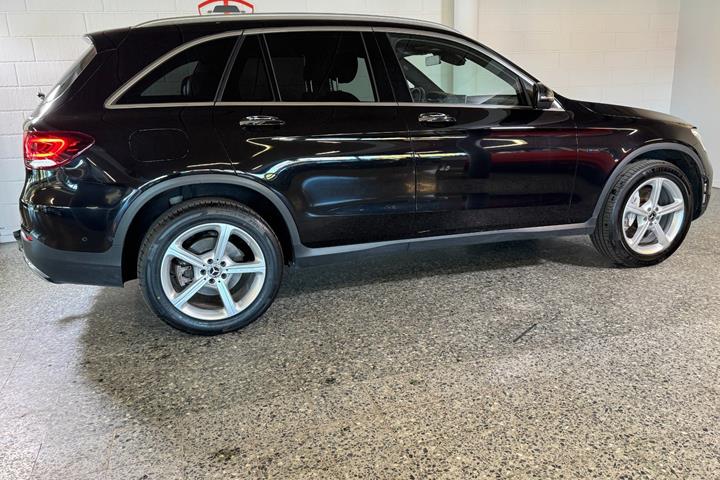 Blå Mercedes GLC300 de fra 2020