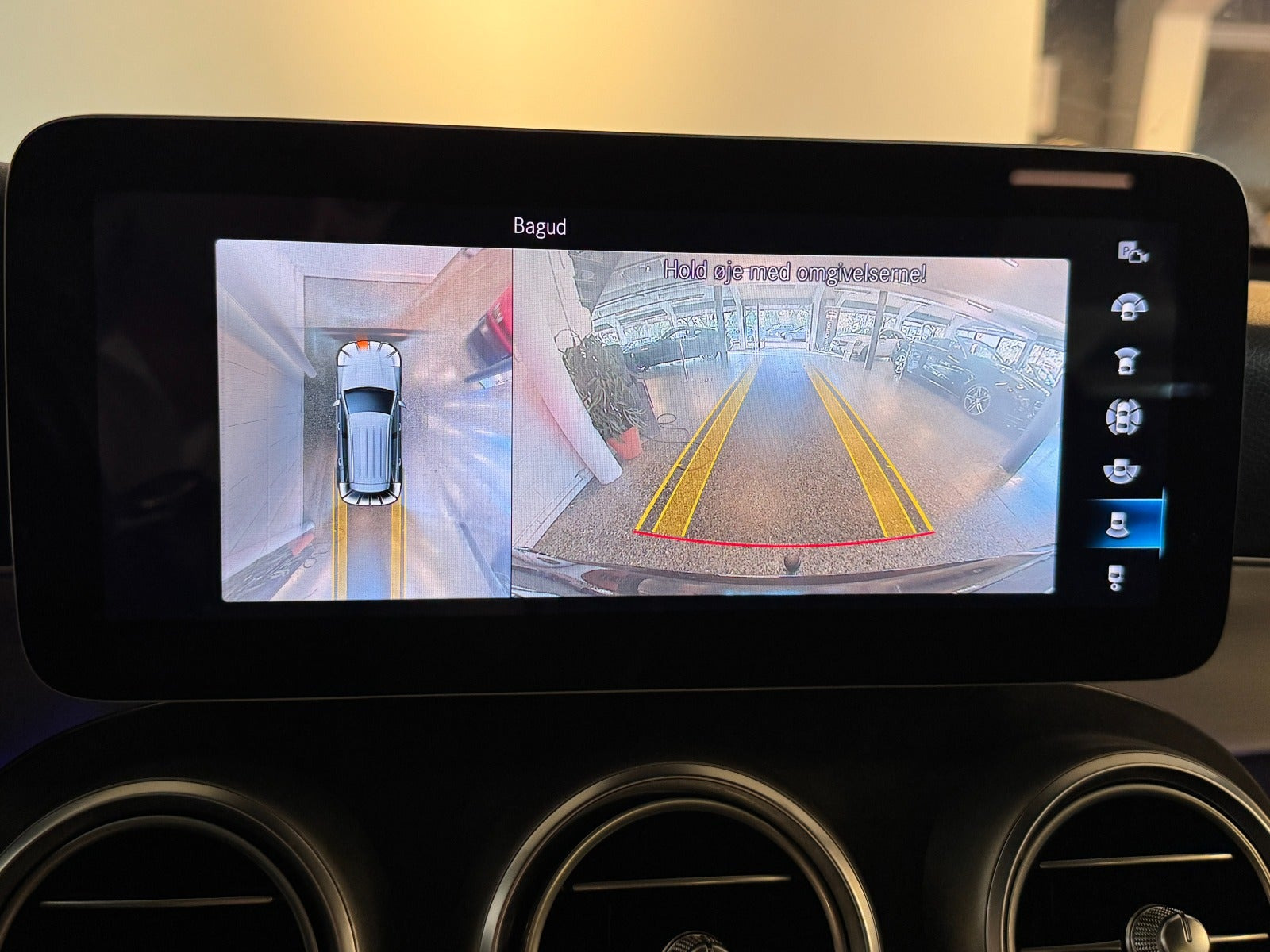 Blå Mercedes GLC300 de fra 2020
