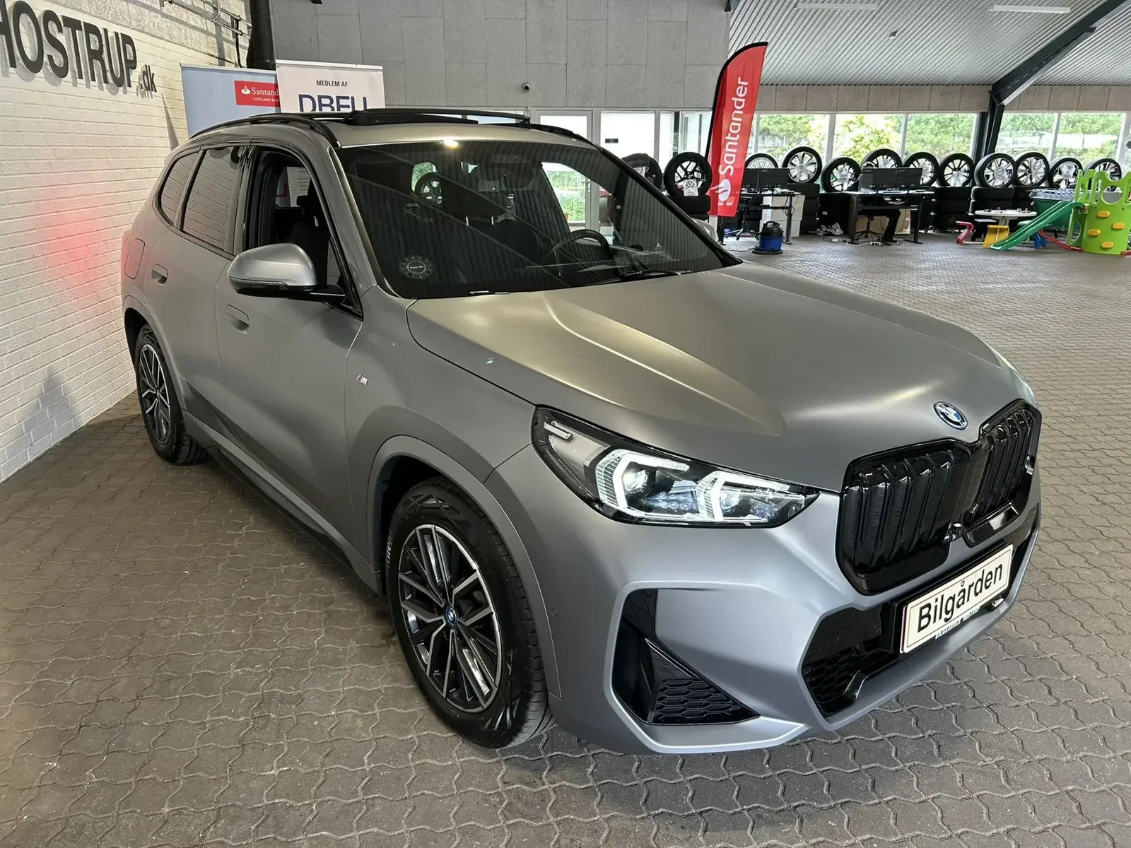 Grå BMW iX1 fra 2023