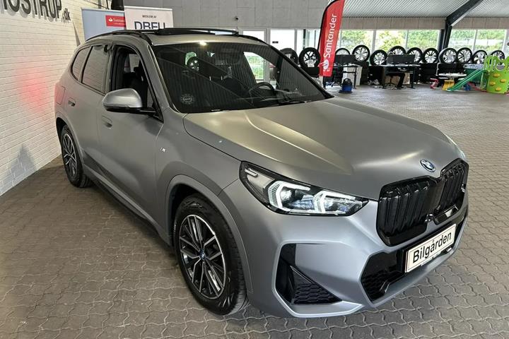Grå BMW iX1 fra 2023