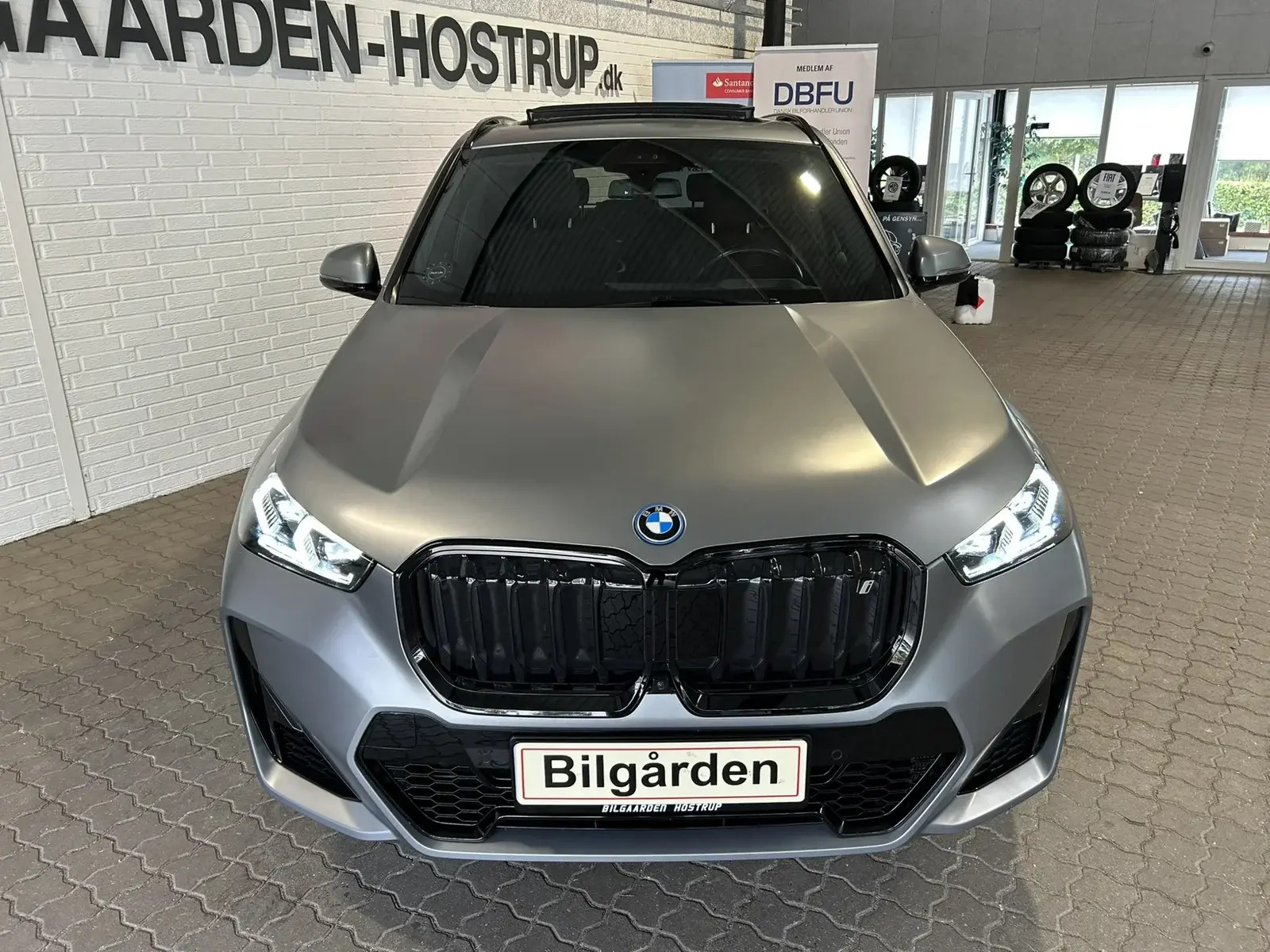 Grå BMW iX1 fra 2023