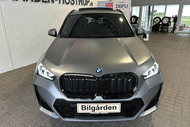 Grå BMW iX1 fra 2023