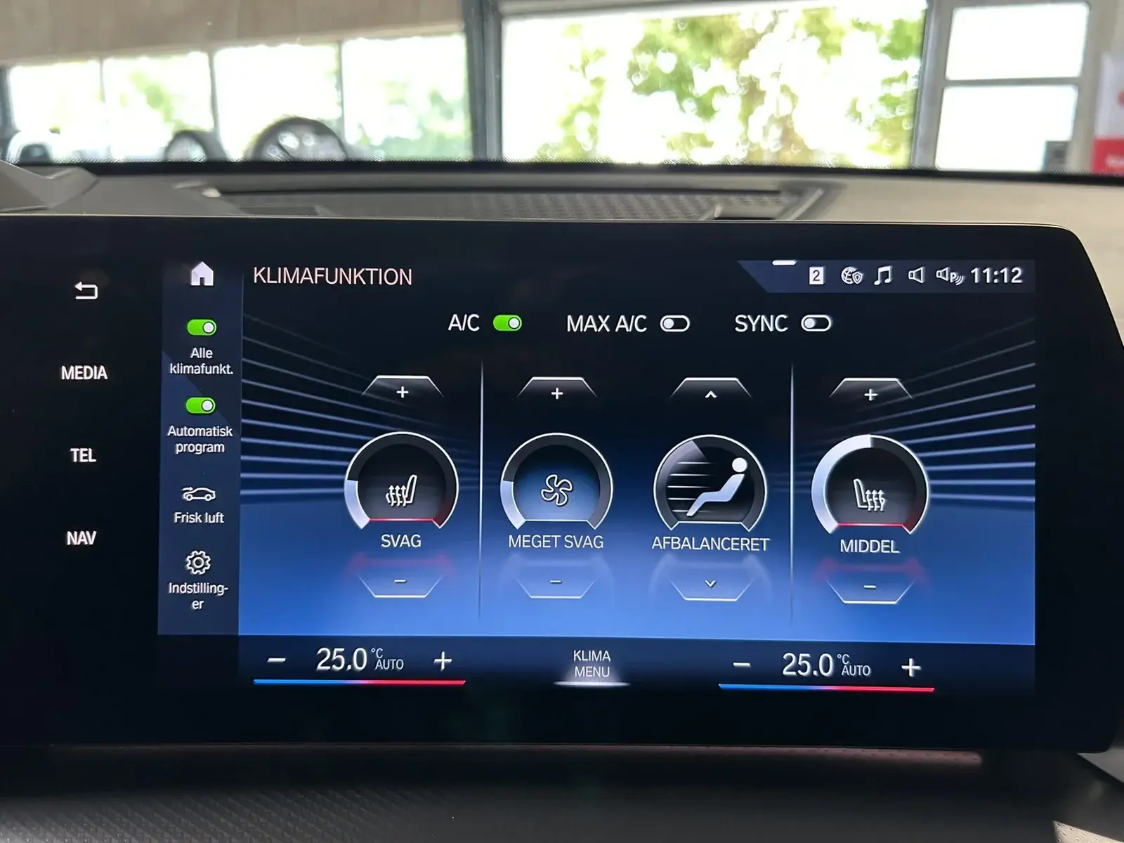 Grå BMW iX1 fra 2023
