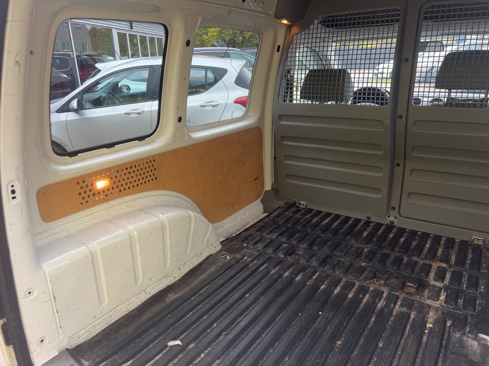 Hvid VW Caddy fra 2006