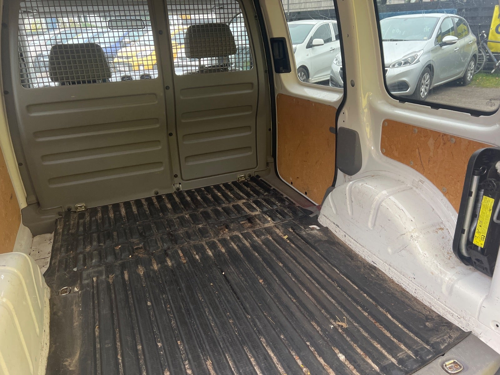 Hvid VW Caddy fra 2006