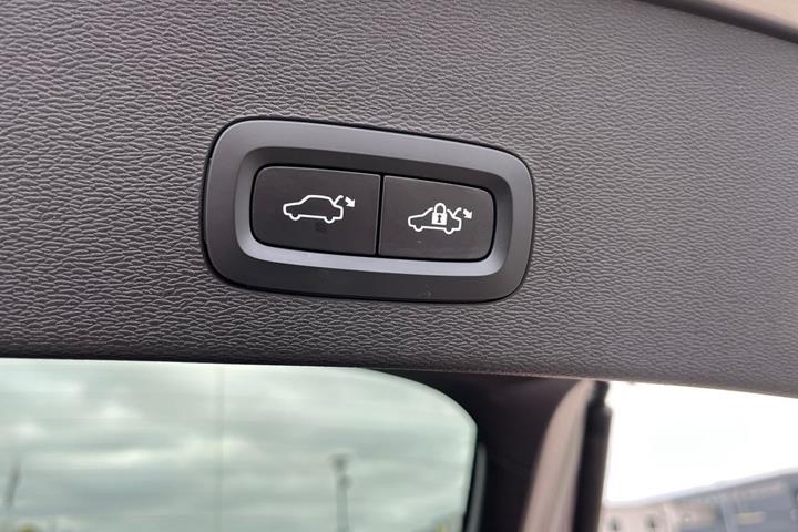 Grå Volvo C40 fra 2023