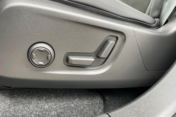 Grå Volvo C40 fra 2023
