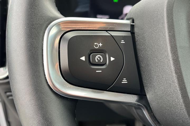 Grå Volvo C40 fra 2023
