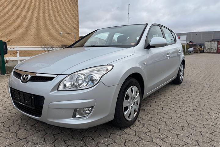 Rød Hyundai i30 fra 2008