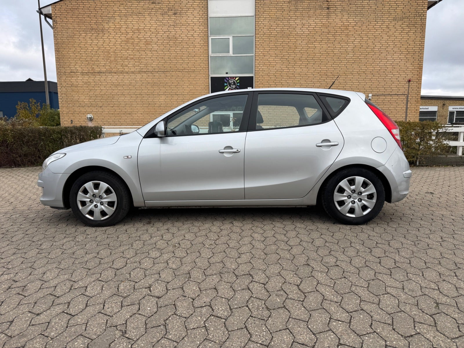 Rød Hyundai i30 fra 2008
