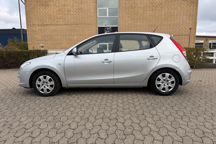Rød Hyundai i30 fra 2008