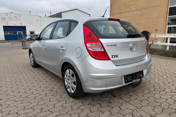 Rød Hyundai i30 fra 2008