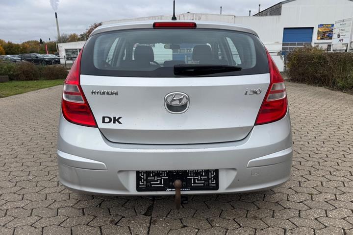 Rød Hyundai i30 fra 2008