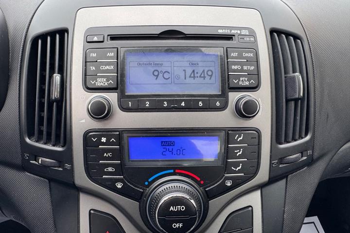 Rød Hyundai i30 fra 2008