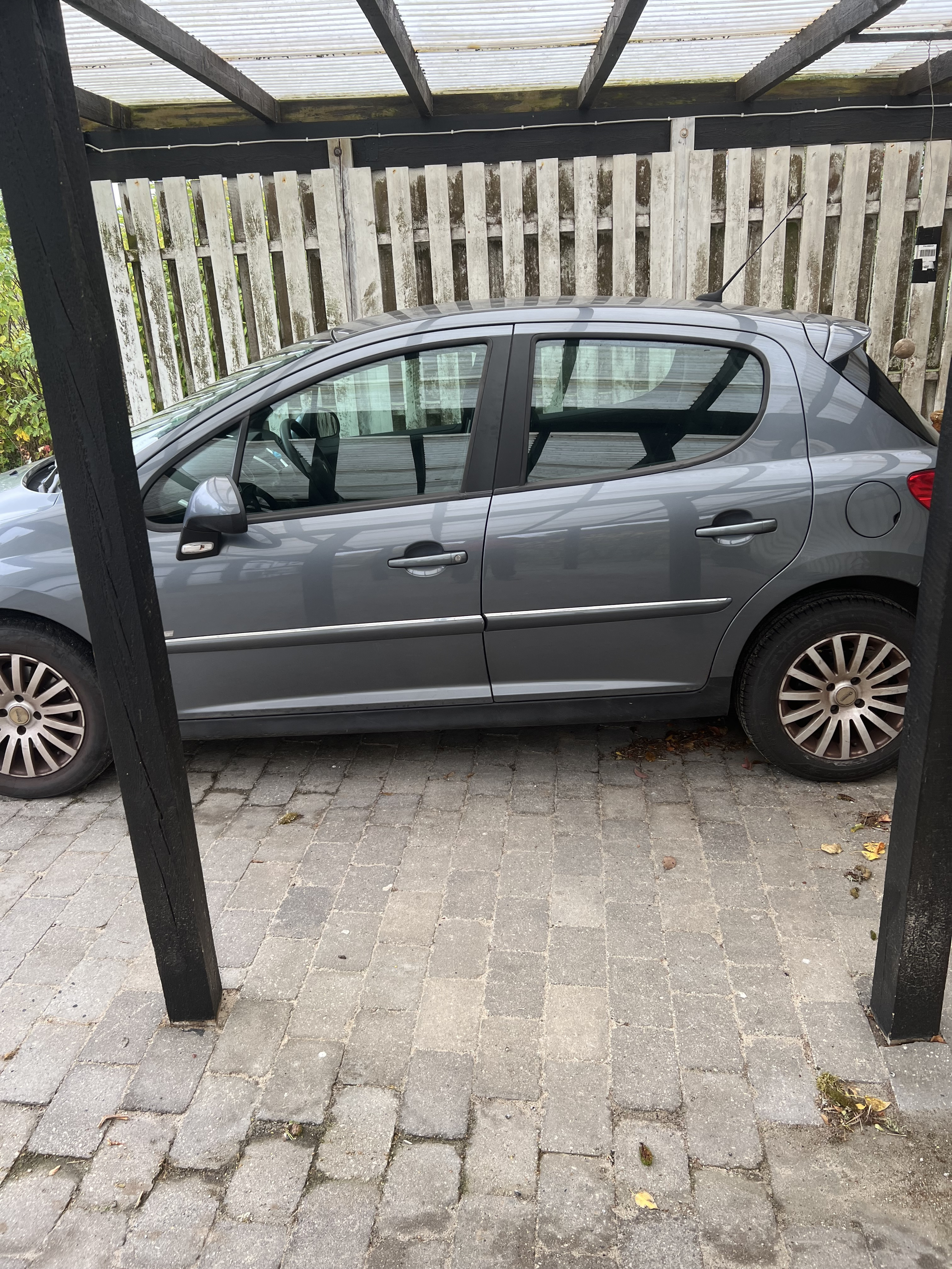Grå Peugeot 207 fra 2010