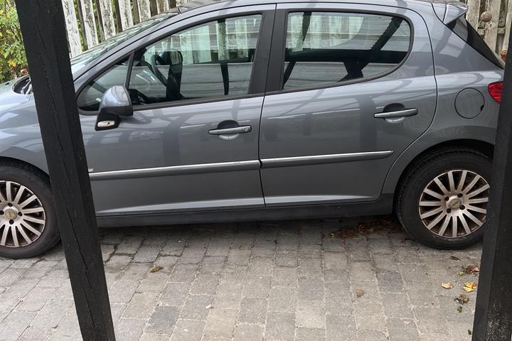 Grå Peugeot 207 fra 2010