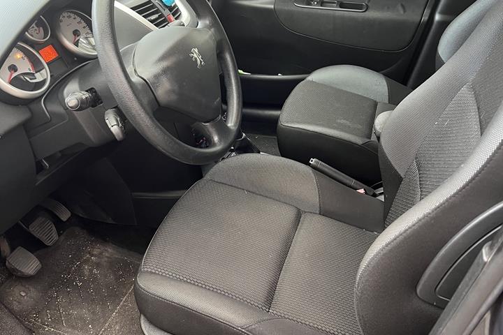 Grå Peugeot 207 fra 2010