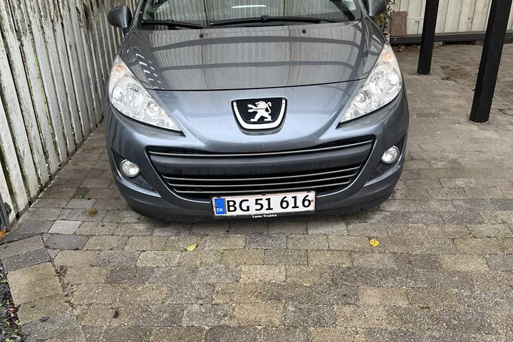 Grå Peugeot 207 fra 2010