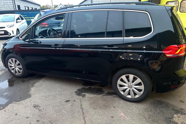 Sort VW Touran fra 2019