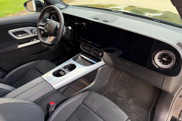 Sort Mercedes GLB250+ fra 2026