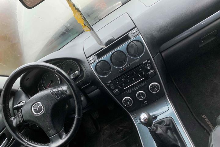 Grå Mazda 6 fra 2005