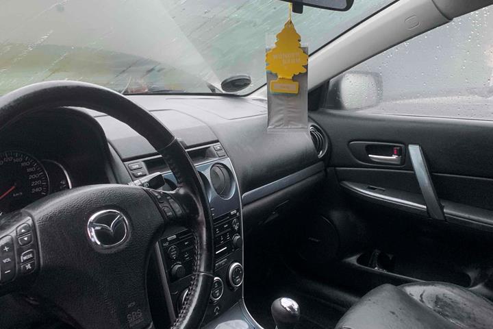 Grå Mazda 6 fra 2005