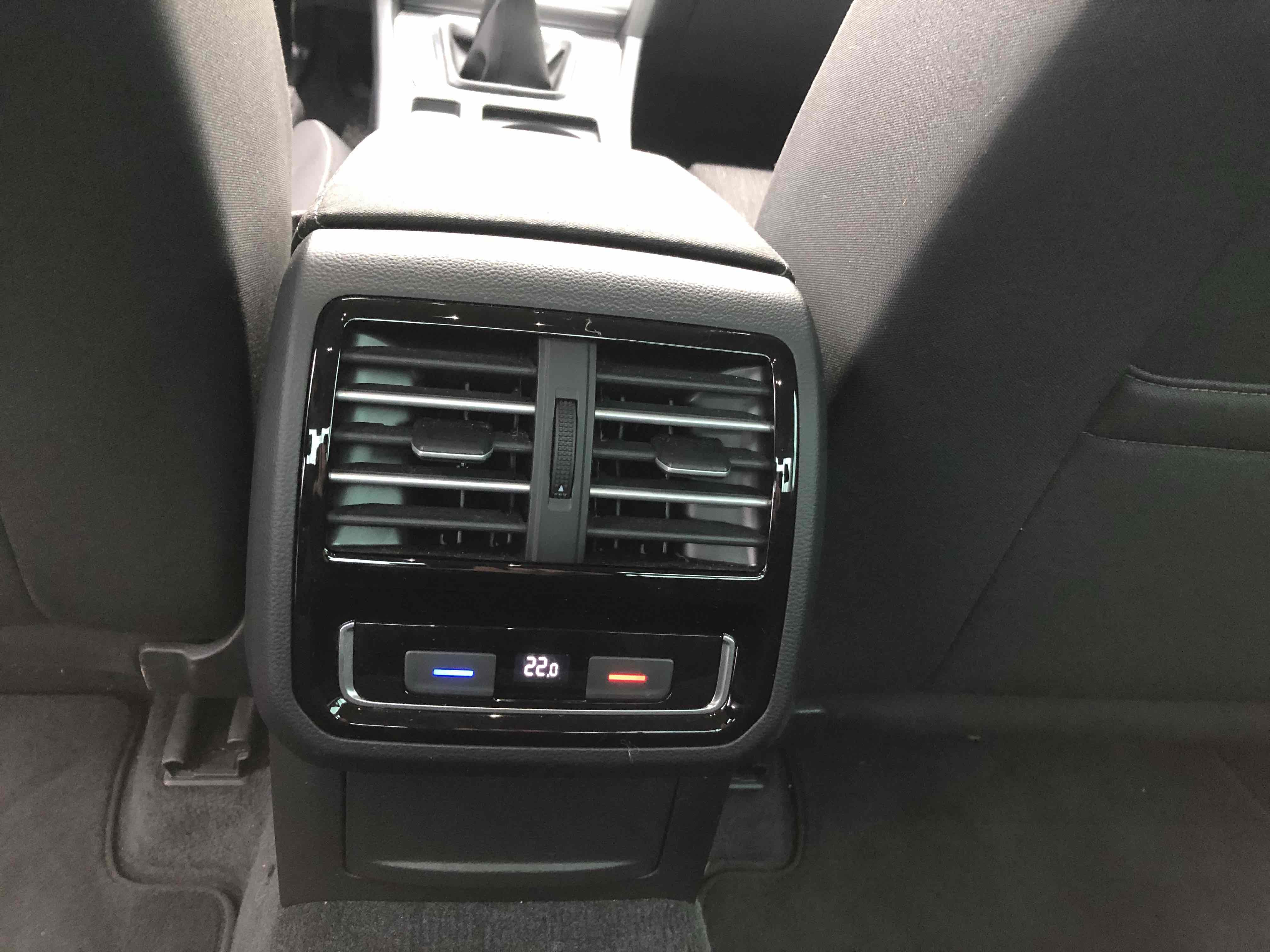 Sort VW Passat fra 2015