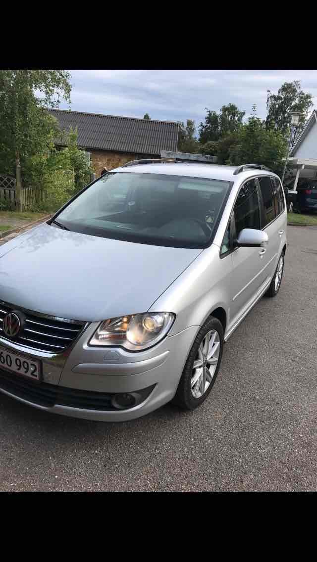 Grå VW Touran fra 2007