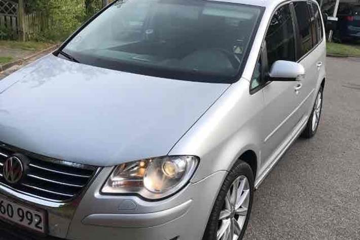 Grå VW Touran fra 2007