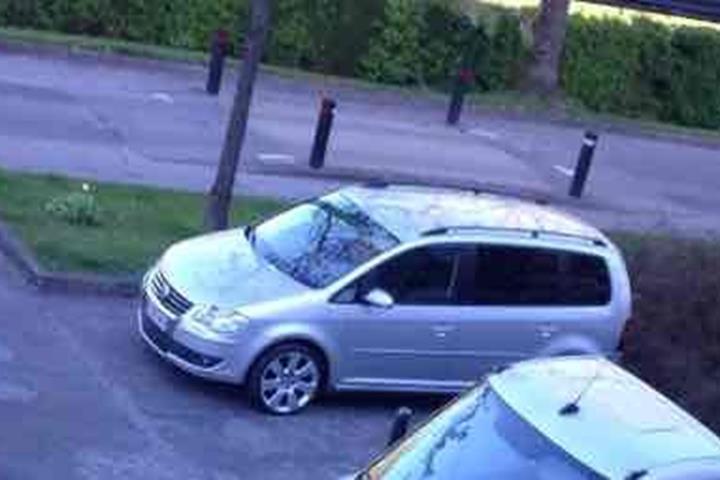 Grå VW Touran fra 2007