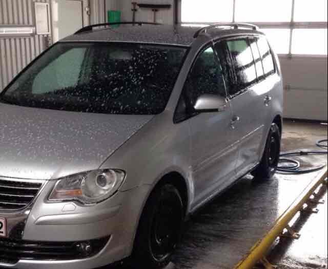 Grå VW Touran fra 2007