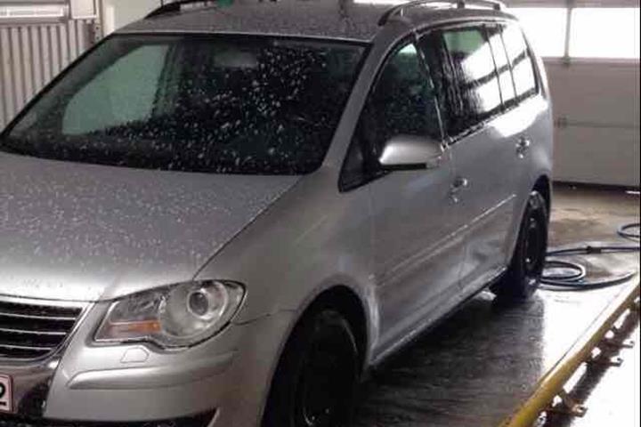 Grå VW Touran fra 2007