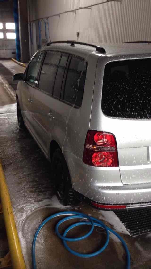 Grå VW Touran fra 2007