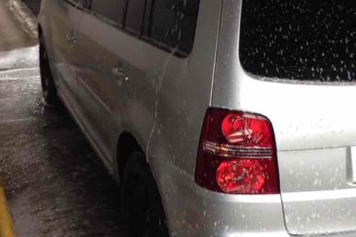 Grå VW Touran fra 2007