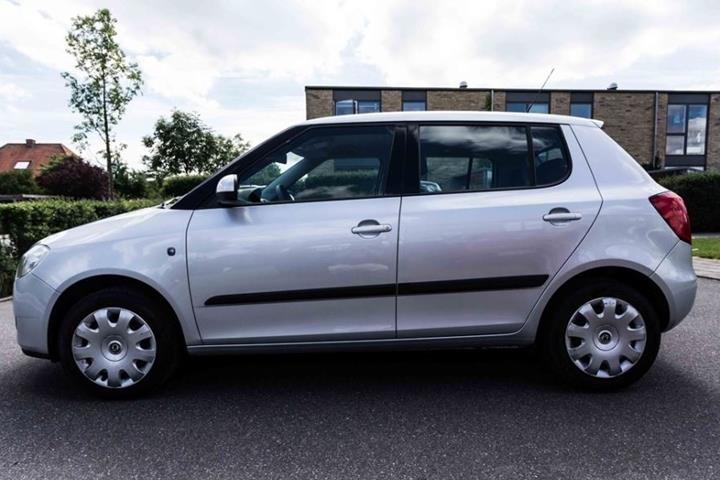 Grå Skoda Fabia fra 2007