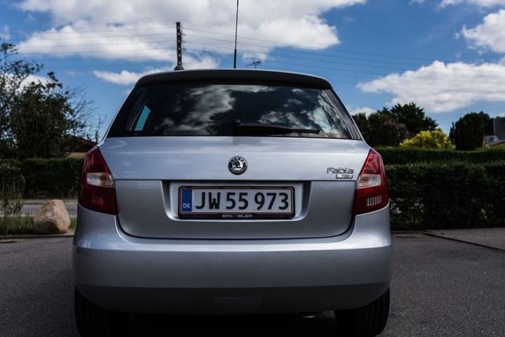 Grå Skoda Fabia fra 2007