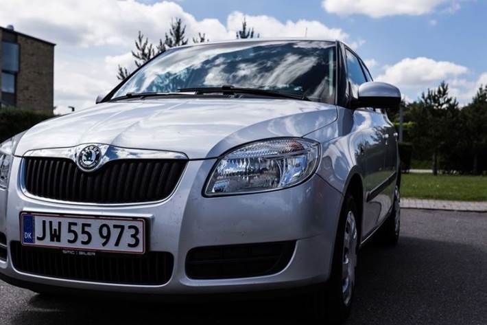 Grå Skoda Fabia fra 2007